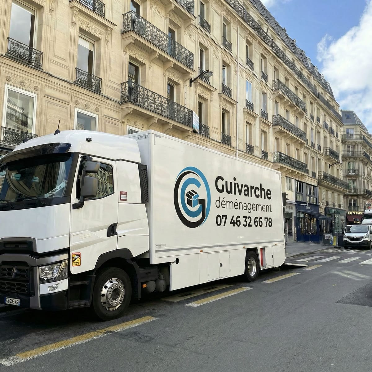 Camion de déménagement longue distance sur route nationale